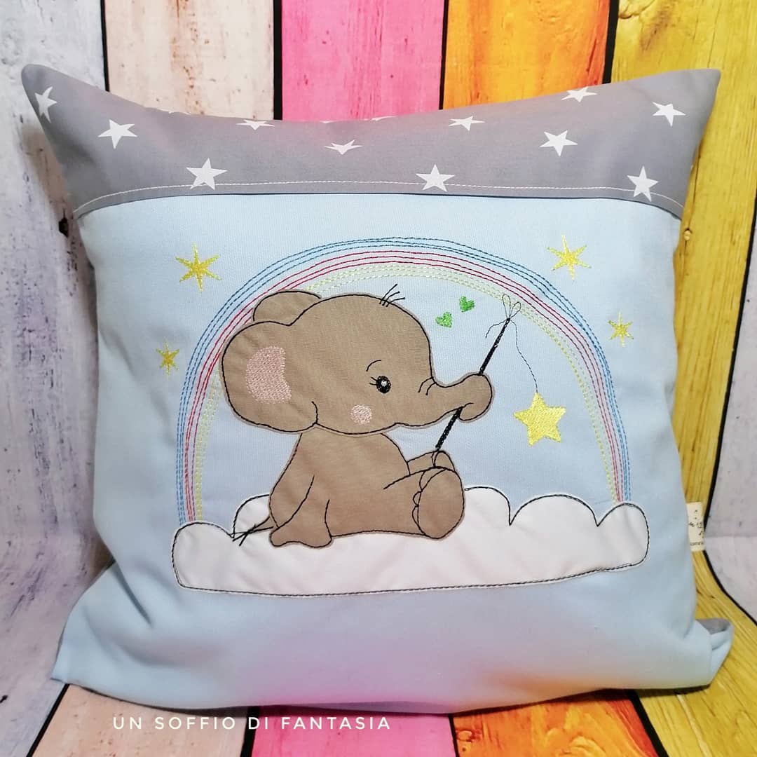Cuscino elefante sulla nuvola