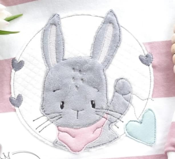 coniglietta con cuore nel cerchio