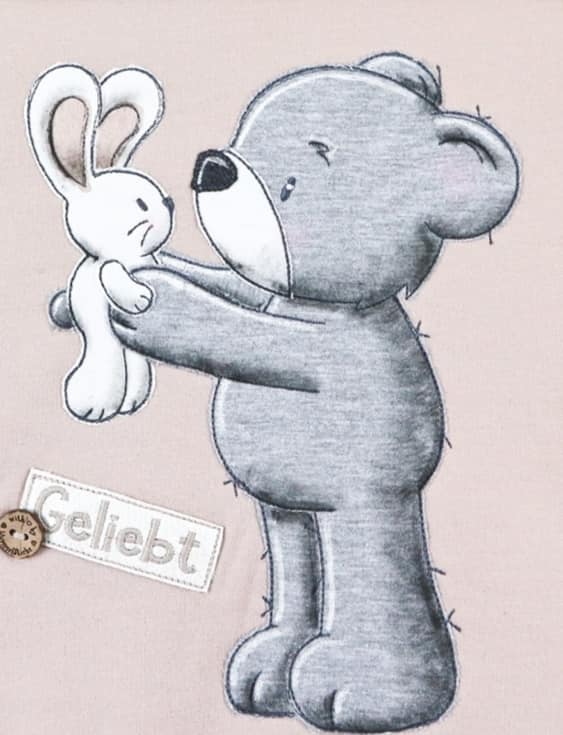 orso con coniglio in mano