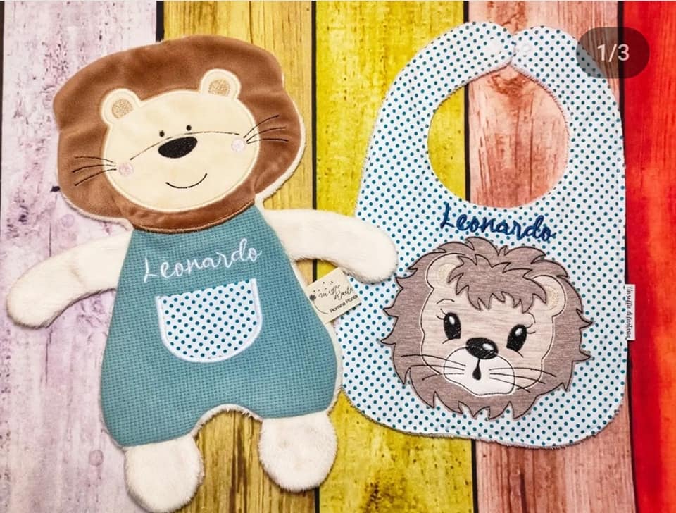 Set doudou leone con bavaglino ricamato